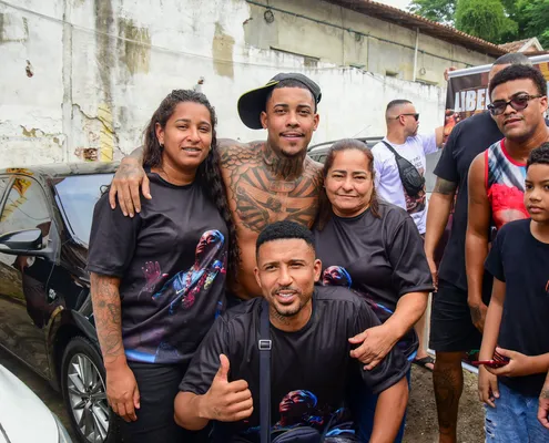 
					MC Poze do Rodo é solto e ovacionado por fãs em Bangu; FOTOS
				
				