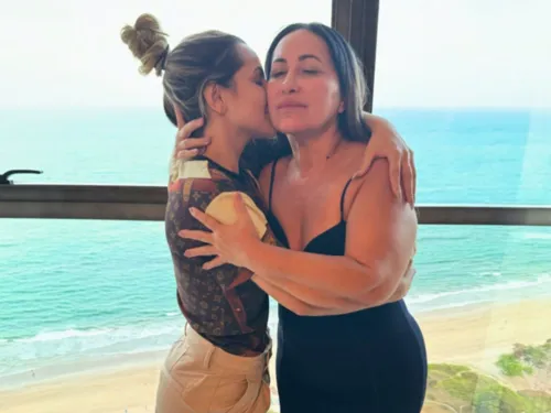
					Mãe de Deolane Bezerra se revolta após prisão: 'Cortina de fumaça'
				
				