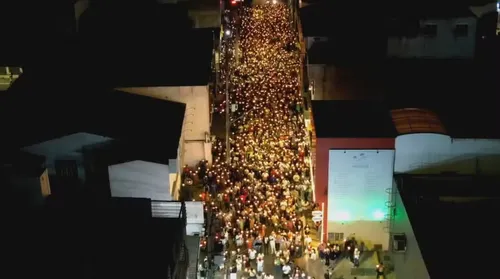 
					Mais de 20 mil pessoas participam de procissão com tochas na Bahia
				
				