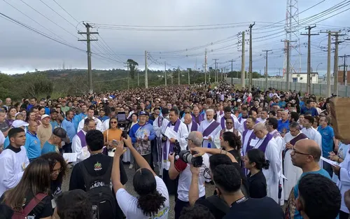 
					Mais de 20 mil pessoas participam de procissão com tochas na Bahia
				
				