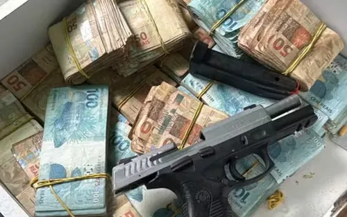 
					Mais de R$ 150 mil são apreendidos em rinha de galos em Salvador
				
				