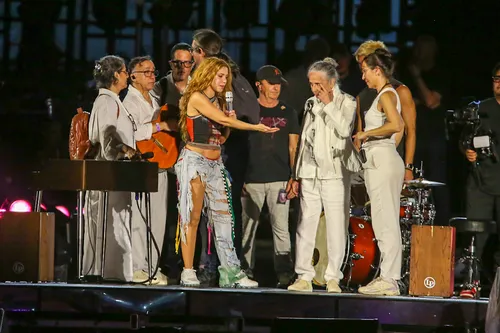 
					Maria Bethânia e Caetano Veloso ensaiam com Shakira para show no Rio
				
				