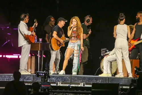 
					Maria Bethânia e Caetano Veloso ensaiam com Shakira para show no Rio
				
				