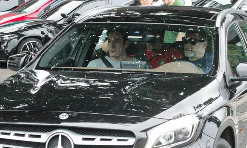 
					Murilo Benício e filhos passeiam com carrão de luxo de R$ 350 mil
				
				
