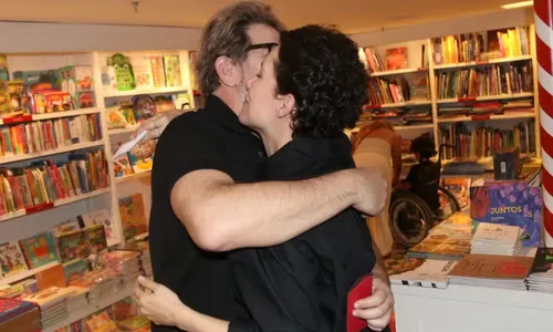 
					Murilo Benicio faz aparição surpresa em evento da ex Cecília Malan
				
				