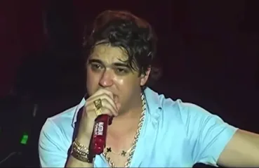 
					Natanzinho Lima interrompe show por problema de saúde: 'Não consigo'
				
				