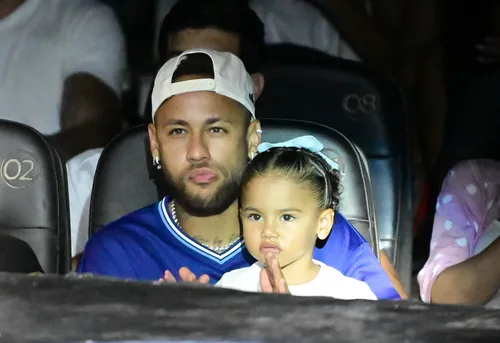 
					Neymar surge em circo e web detona: ‘Bom filho à casa torna’
				
				