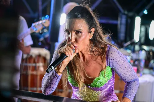 
					Ivete Sangalo surpreende ao cantar em restaurante de Salvador; VÍDEO
				
				