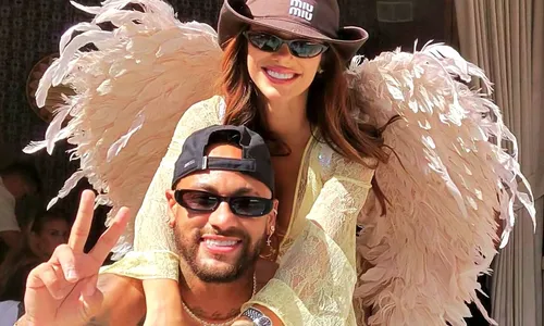 
					Neymar volta ao campo com Mavie e Mel em jogo do Santos; VÍDEO
				
				