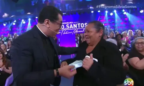 
					Padre Fábio de Melo doa prêmio na TV e emociona Patrícia Abravanel
				
				