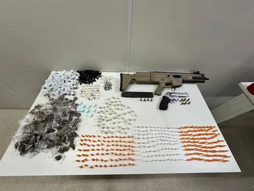 
					Polícia apreende armas com grupo suspeito de causar morte de criança
				
				