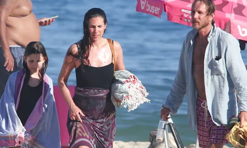 
					Príncipe de Mônaco e esposa surpreendem com dia de praia em Ipanema
				
				