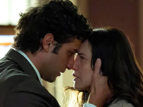 
					Quem Ama Cuida: Adriana enfrenta condenação devastadora e beija Pedro
				
				