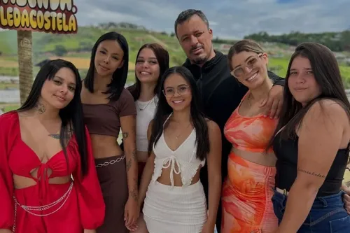 
					Quem é Ivan Rocha, do Trisal Rochas? Motoboy tem 6 esposas, 2 grávidas
				
				