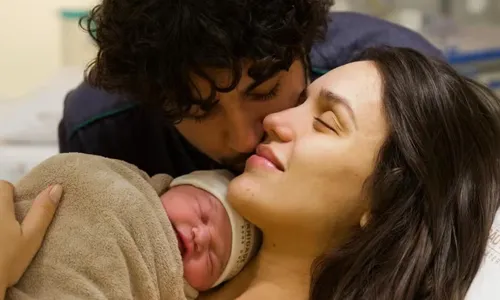 
					Rafa Kalimann impressiona ao mostrar rosto da filha após nascimento
				
				