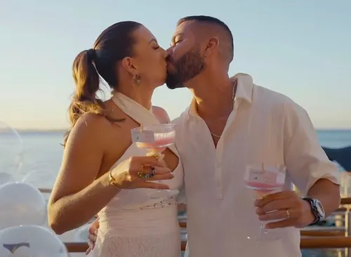 
					Rafa Marques, filho de Bell Marques, e esposa revelam sexo de bebê
				
				