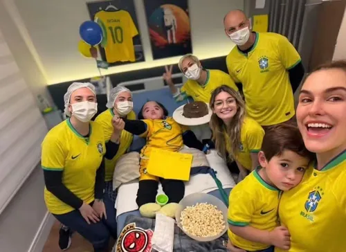 
					Ratinho encanta ao mostrar neto com hidrocefalia torcendo pelo Brasil
				
				