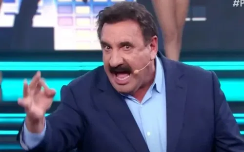 
					Ratinho é alvo de queixa-crime por acusação de homofobia contra cantor
				
				