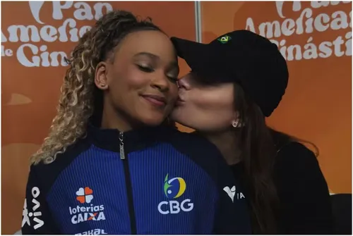 
					Rebeca Andrade surge em clima romântico com empresária e ganha buquê
				
				