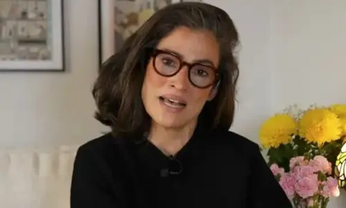 
					Renata Vasconcellos emociona com homenagem a Renato Machado; leia
				
				
