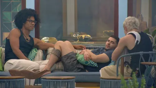 
					BBB 26: Edilson surta e tenta desistir novamente do reality
				
				