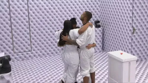
					Resumo BBB 26: quarteto do Quarto Branco entra na casa e Pedro surta
				
				