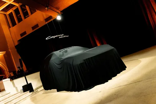 
					Salvador recebe avant-première do novo Porsche Cayenne Electric
				
				