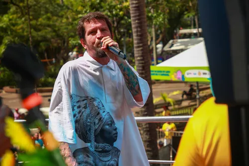 
					Carnaval: trios sofrem pane, Carlinhos Brown cita polêmica no 3° dia
				
				