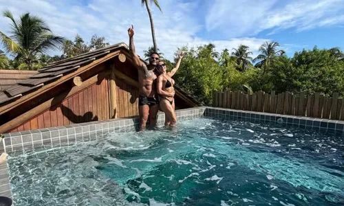 
					Scheila Carvalho e Tony Salles esbanjam boa forma em viagem de férias
				
				