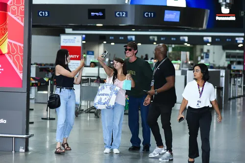 
					Sem Bruna Marquezine, Shawn Mendes dá show no aeroporto do Rio
				
				