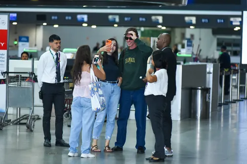 
					Sem Bruna Marquezine, Shawn Mendes dá show no aeroporto do Rio
				
				