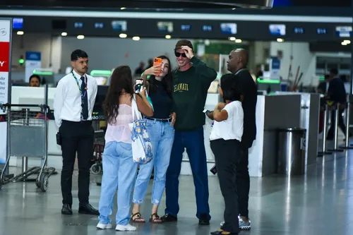 
					Sem Bruna Marquezine, Shawn Mendes dá show no aeroporto do Rio
				
				