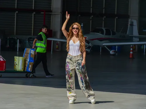 
					Shakira desembarca no Brasil para megashow no Rio e surpreende fãs
				
				