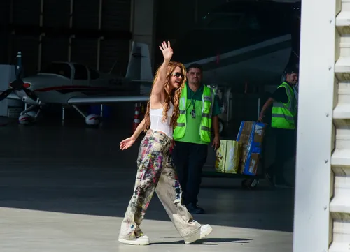 
					Shakira desembarca no Brasil para megashow no Rio e surpreende fãs
				
				