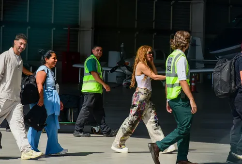 
					Shakira desembarca no Brasil para megashow no Rio e surpreende fãs
				
				