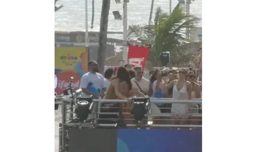 
					Shawn Mendes 'chupa pescoço' de Bruna Marquezine ao som de Ivete; FOTO
				
				