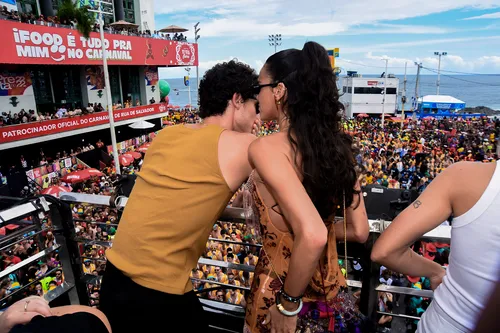 
					Bruna Marquezine e Shawn Mendes dão beijão ao som de Ivete Sangalo
				
				