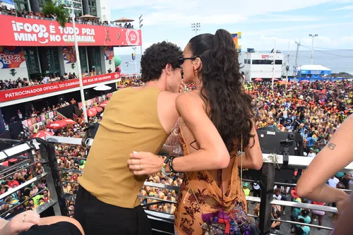 
					Shawn Mendes 'chupa pescoço' de Bruna Marquezine ao som de Ivete; FOTO
				
				
