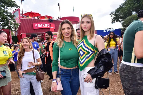 
					Sheila Mello mete dança em palco de Léo Santana e se derrete com filha
				
				