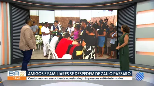 
					Sob forte comoção, amigos e familiares se despedem de Zau O Pássaro
				
				