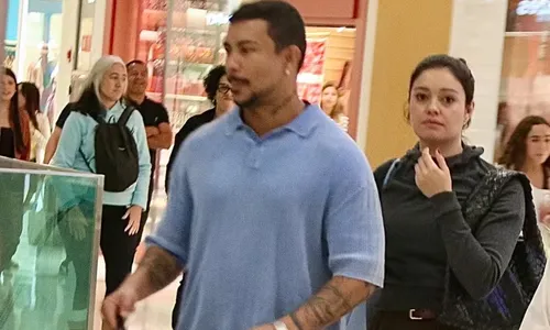 
					Sophie Charlotte e Xamã surgem de mãos dadas em dia de compras no RJ
				
				