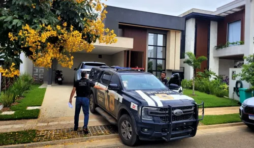 
					Suspeito de comandar roubos de carros é preso em condomínio na Bahia
				
				