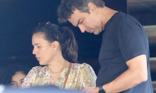 
					Tadeu Schmidt surge abatido após morte do irmão e ganha beijo especial
				
				