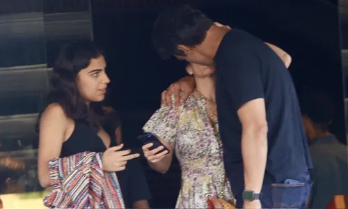 
					Tadeu Schmidt surge abatido após morte do irmão e ganha beijo especial
				
				