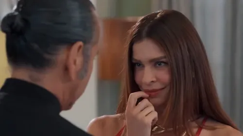 
					Três Graças: Ferette surge desesperado e destrói casamento de filha
				
				