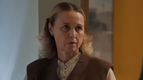 
					Três Graças: Arminda acaba atrás das grades e leva surra
				
				