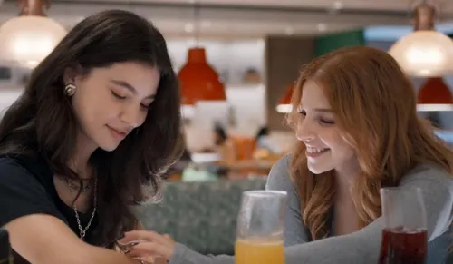 
					'Três Graças': casal aclamado protagoniza projeto paralelo à novela
				
				