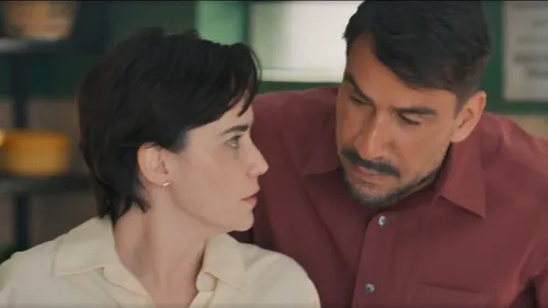 
					'Três Graças': Arminda tenta matar Samira, mas acerta outra pessoa
				
				