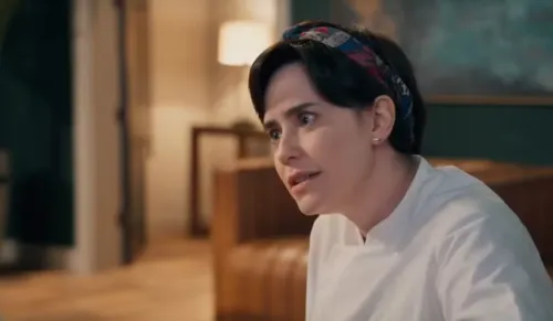 
					Três Graças: Joélly confronta Lena após pista do paradeiro da bebê
				
				