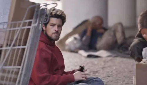 
					'Três Graças': Gerluce faz descoberta chocante após Raul parar na rua
				
				